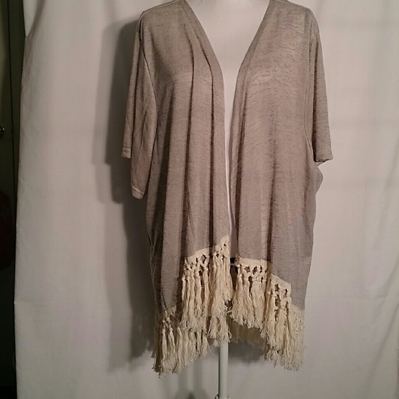 Umgee Sweaters - NWT Umgee open front  M/L kimono cardigan w Fringe